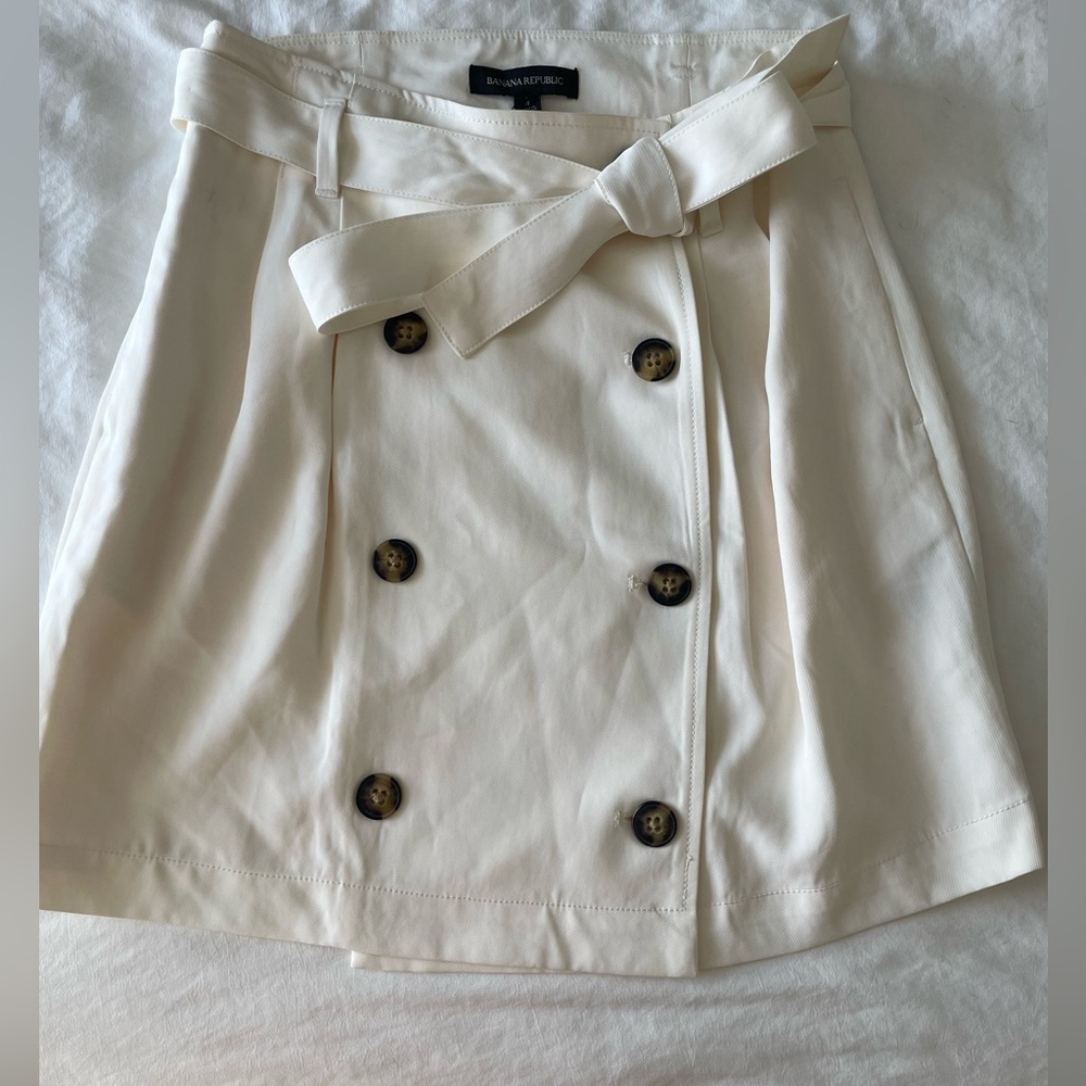 Banana Republic, Size 4 White/Cream Skirt. Brand New With Tags Intact
